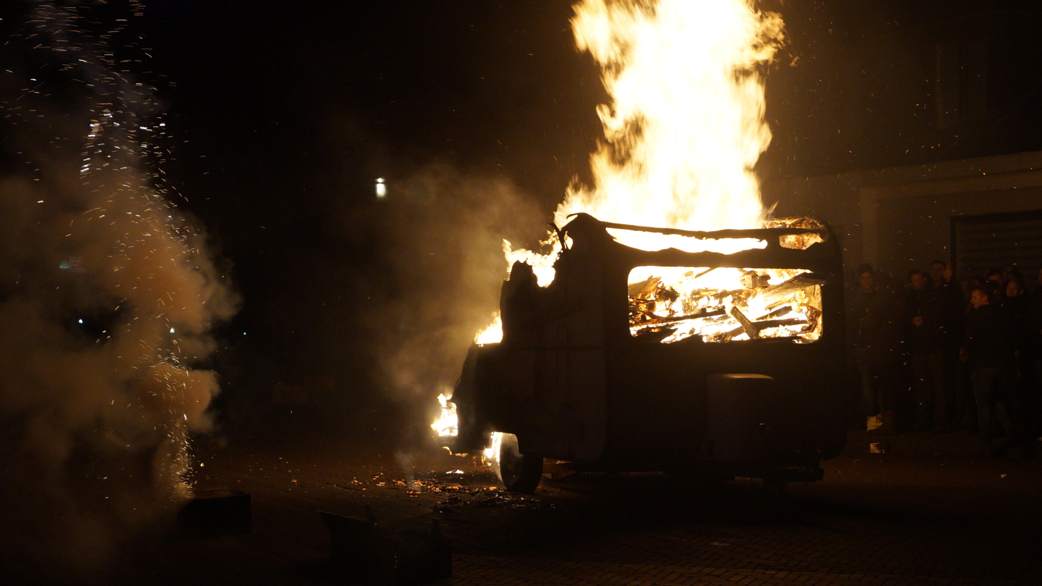 De flammen spuitsje út de caravan wei