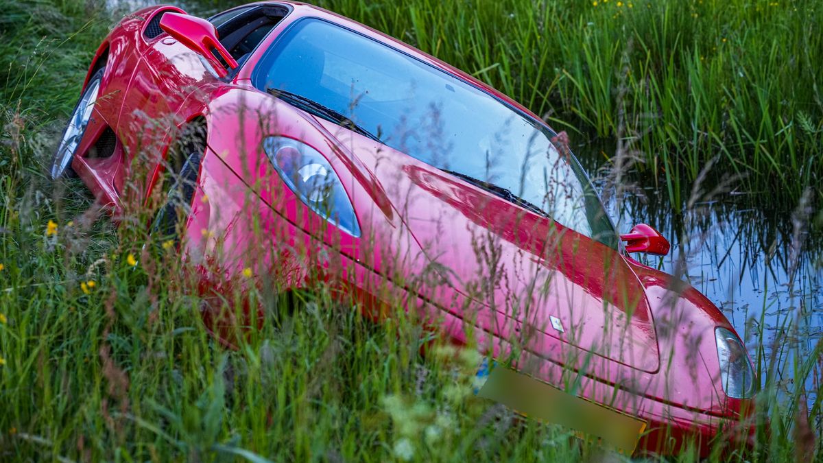 Ferrari raakt van de weg en eindigt in de sloot