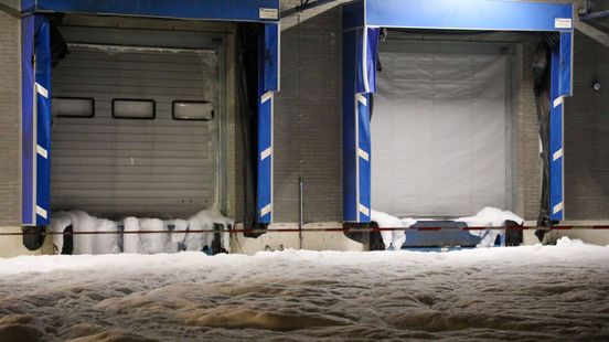 Schuim bulkt uit pand met chemische stoffen