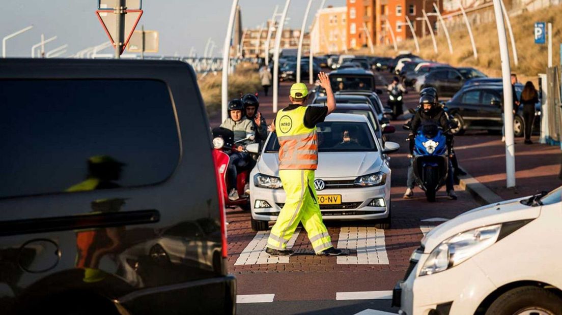 Strandweg op Scheveningen in de zomer afgesloten