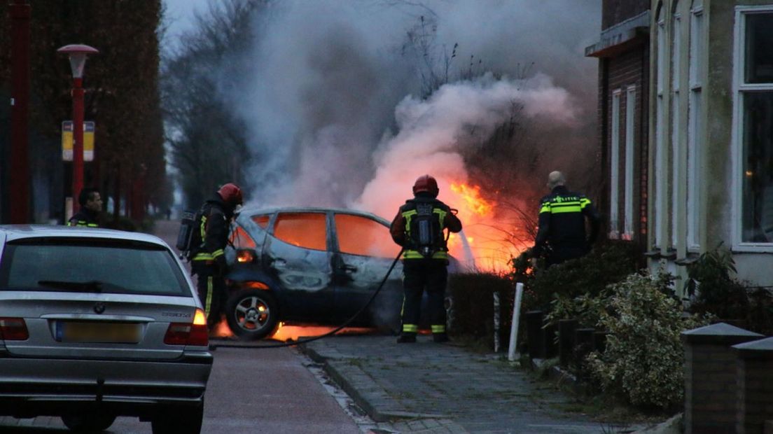De verwarde bewoner had zijn eigen auto in brand gestoken