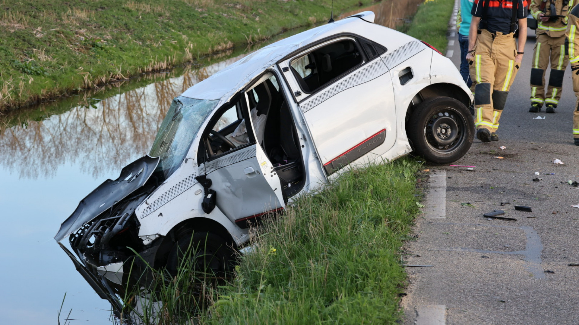 112-nieuws | Auto Rijdt Tegen Paal En Belandt In Sloot - Gewonden Bij ...