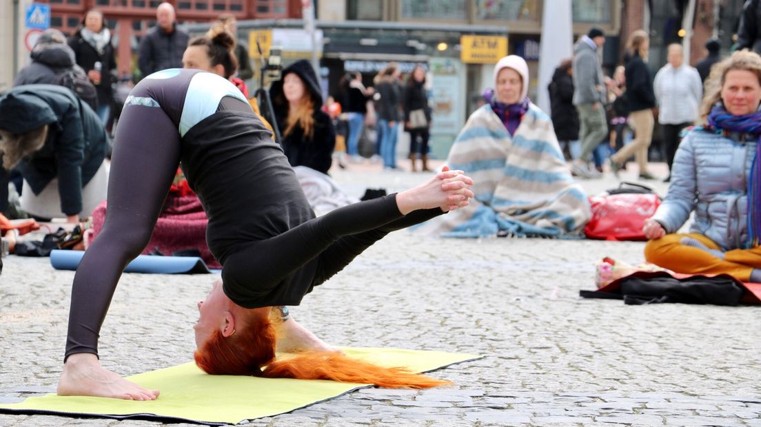 De yogademonstratie op de Grote Markt