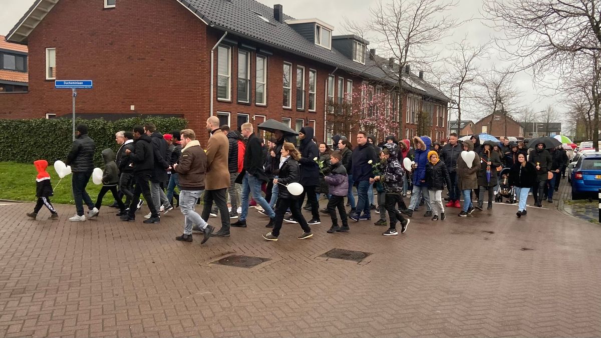 Verdriet, verslagenheid en witte ballonnen: Heinenoord rouwt om verdronken peuter Betty (3)