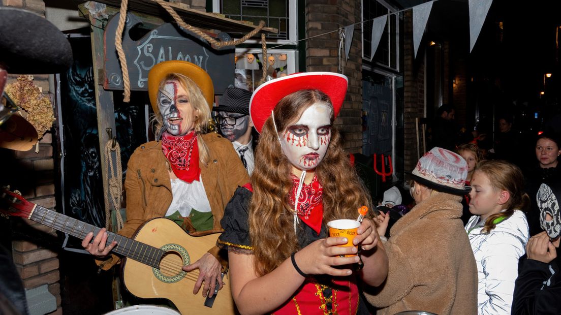 20211030 Halloween Lunterenstraat0065-SharpenAI-focus
