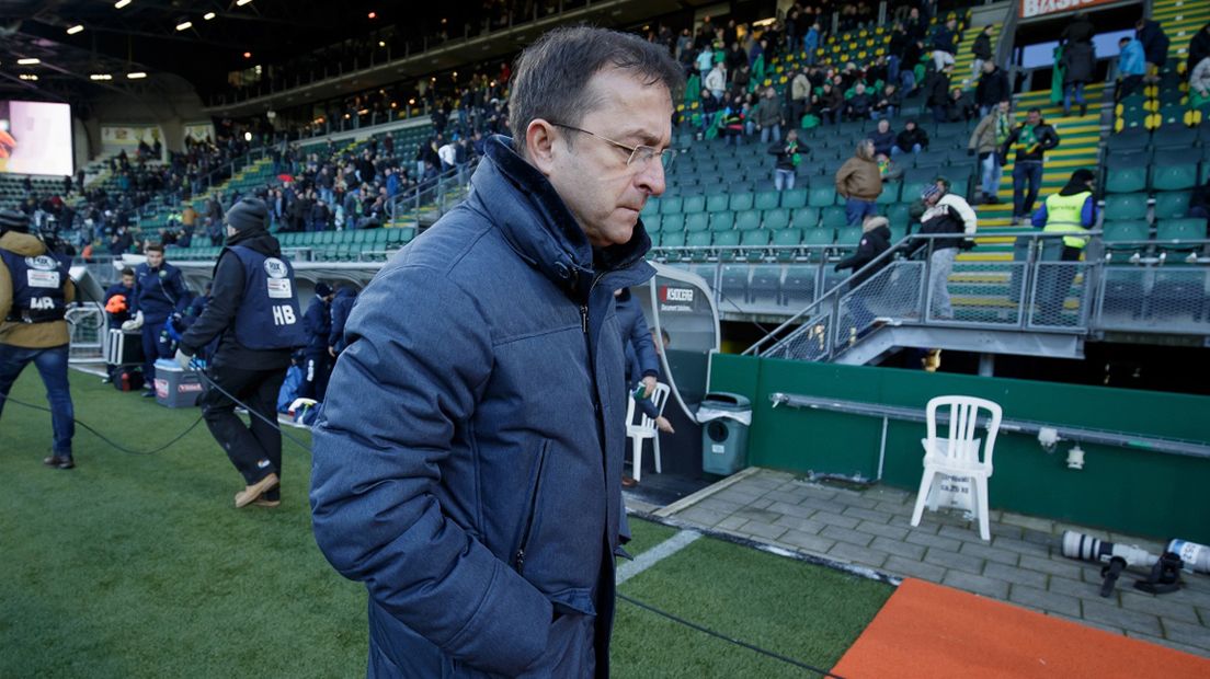 Zeljko Petrovic teleurgesteld na het duel tegen FC Utrecht 