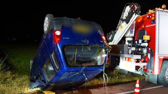 Auto te water: agenten volgen natte voetstappen naar inzittenden