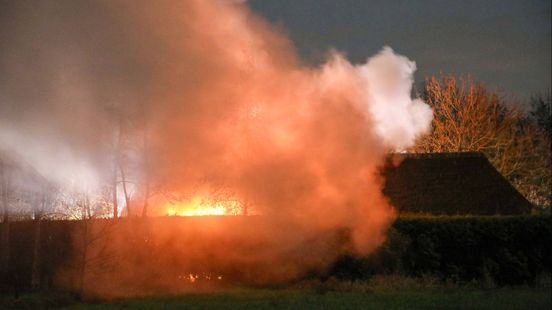 Agenten ontdekken bij toeval brand in rietgedekte schuur