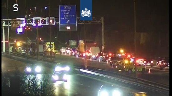File door ongeluk bij De Bilt, 3 rijstroken dicht. File door ongeluk bij De Bilt, 3 rijstroken dicht.