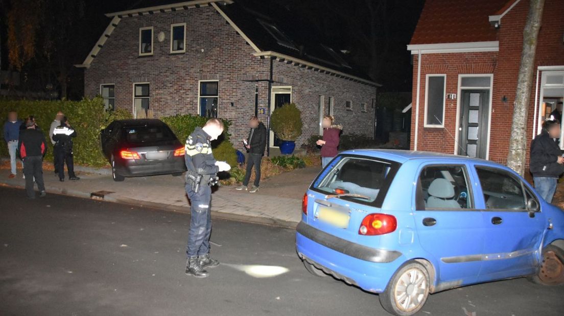 De bestuurder was op een stilstaande auto gebotst