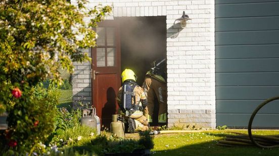 Brand in schuur, gasflessen naar buiten gebracht