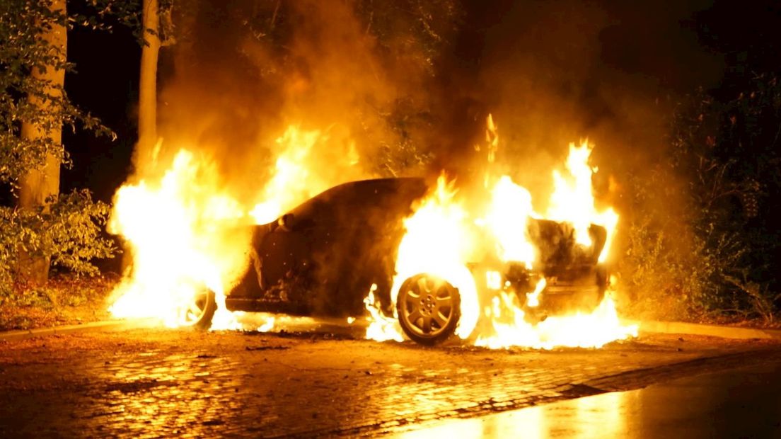 Auto brandt uit in Schalkhaar