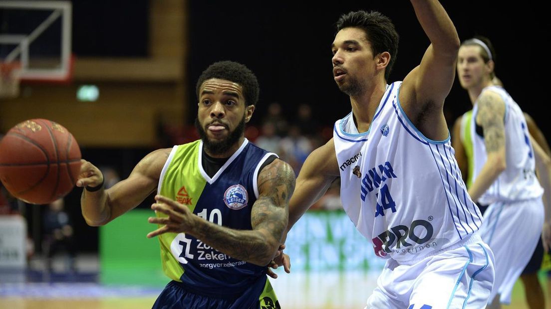 Arvin Slagter, in het witte shirt, in duel met Leiden-speler Maurice Watson Jr.