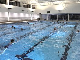 Zwembad Burgum drie maanden dicht: oude vloer moet worden vervangen