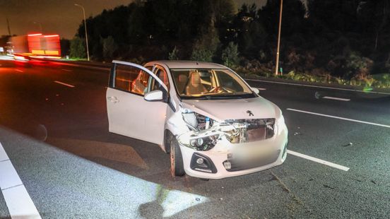 Auto raakt vangrail, draait 180 graden en eindigt achterstevoren op A28 Home