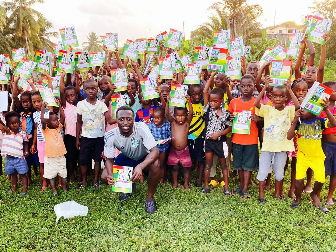 Robin Polley deelt ook schoolspullen uit aan Ghanese kinderen