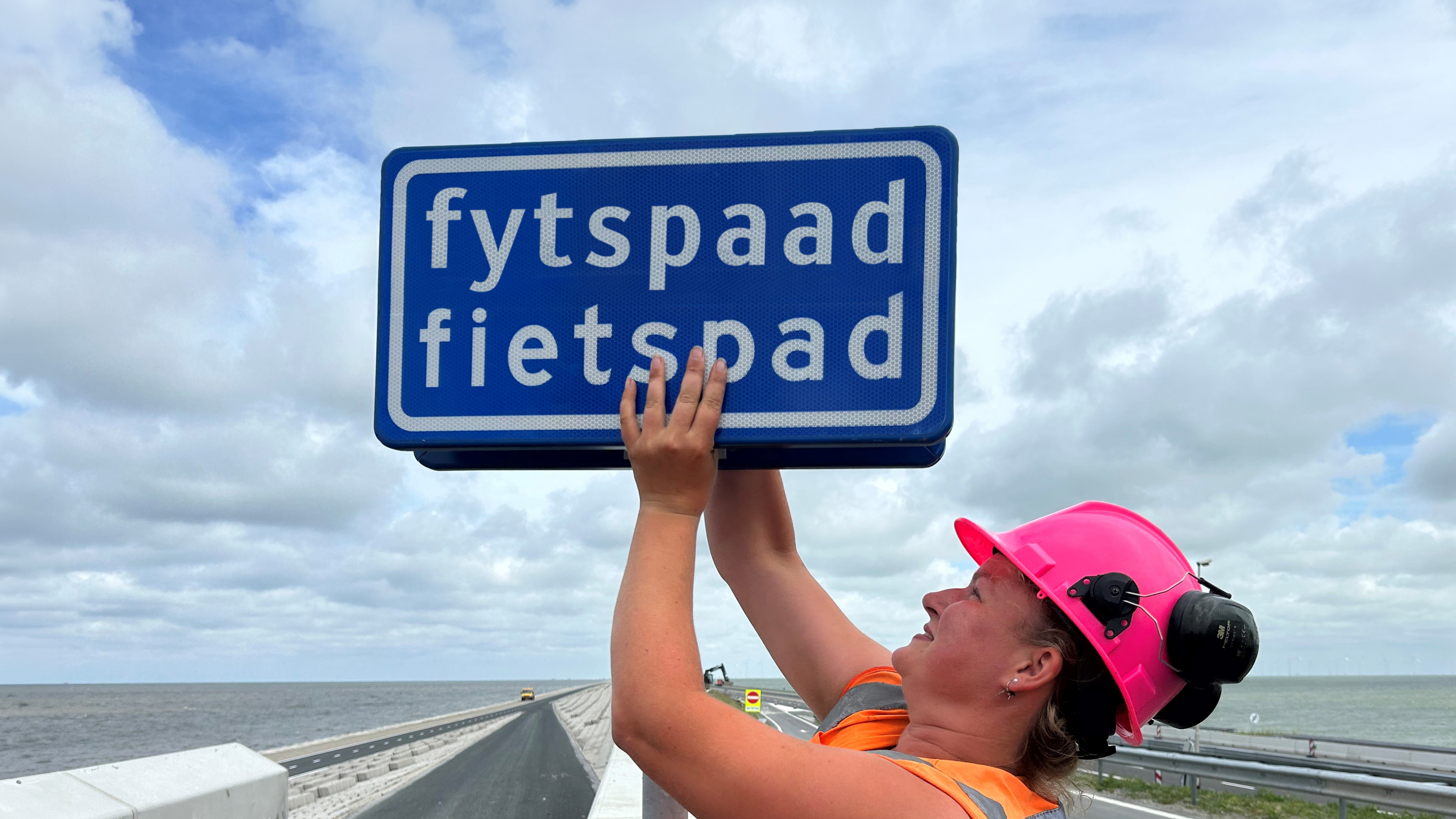 Ferkearsbuorden yn Fryslân wurde twatalich: "It is gjin symboalpolityk"