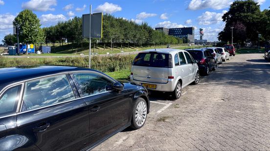 Vakantiegangers zorgen voor parkeeroverlast in wijk bij vliegveld: 'Dat is toch onbeschoft' Home