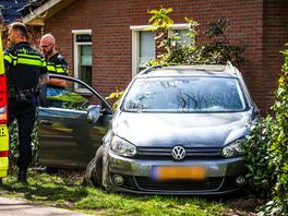 Auto eindigt in voortuin in Veenoord
