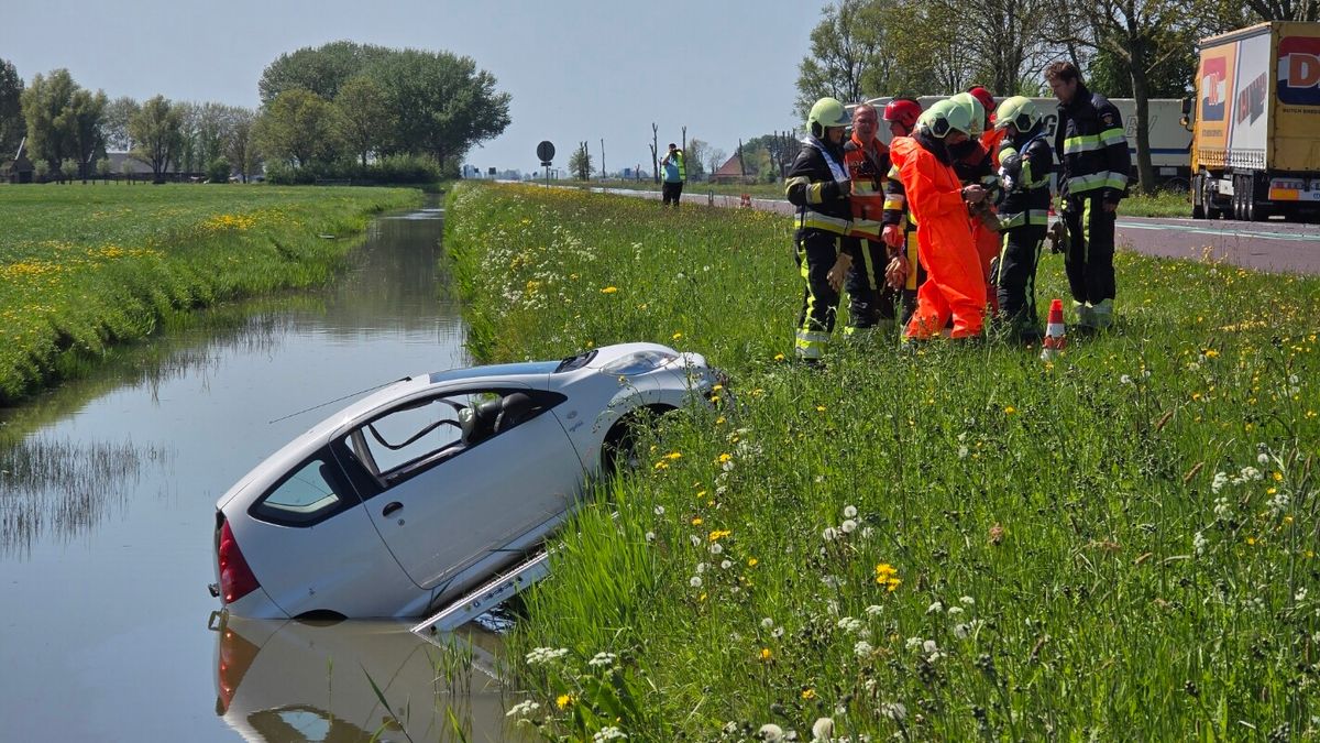 Vrachtwagen en auto botsen in Winsum; inzittende uit auto gered