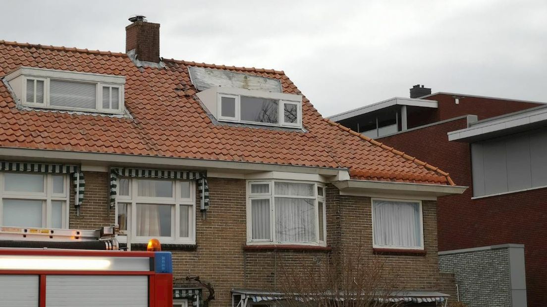 Het dak van een dakkapel aan de Bornsestraat in Almelo waaide eraf