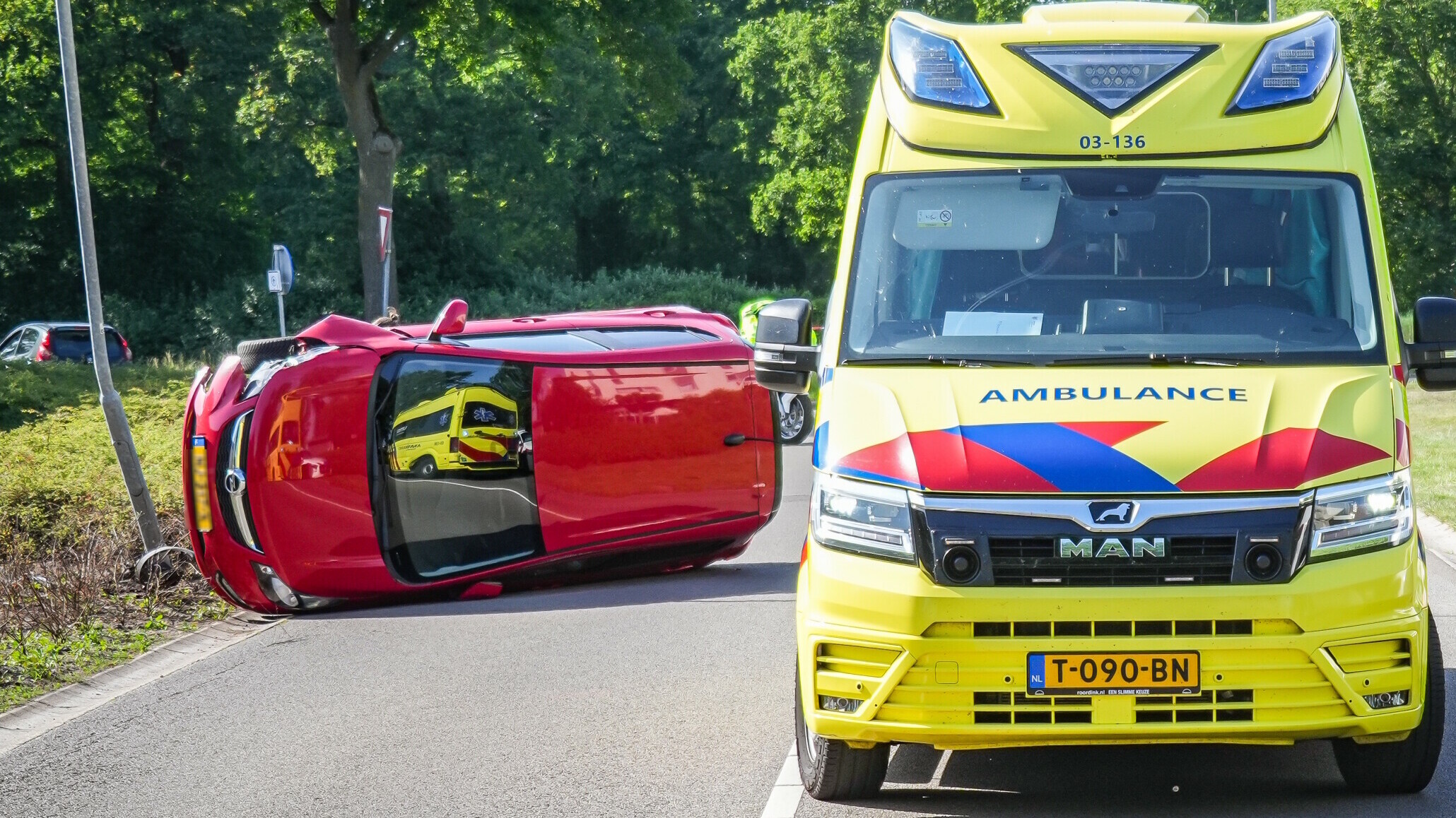 Auto belandt op zijkant bij ongeval in Emmen.