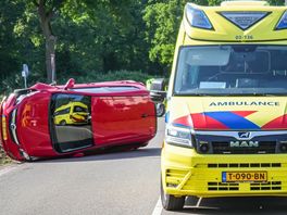 Auto belandt op zijkant bij ongeval in Emmen