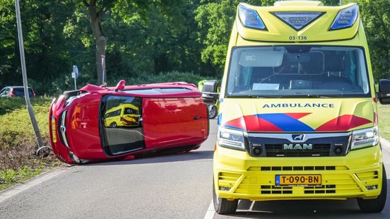 Auto belandt op zijkant bij ongeval in Emmen. Auto belandt op zijkant bij ongeval in Emmen.