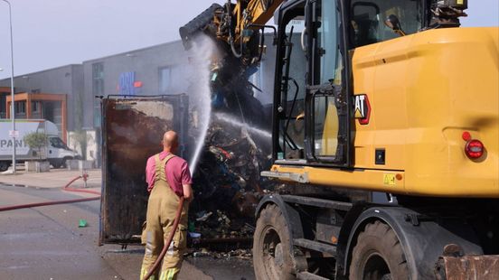 Afvalcontainer vliegt uren na blussen opnieuw in brand Home