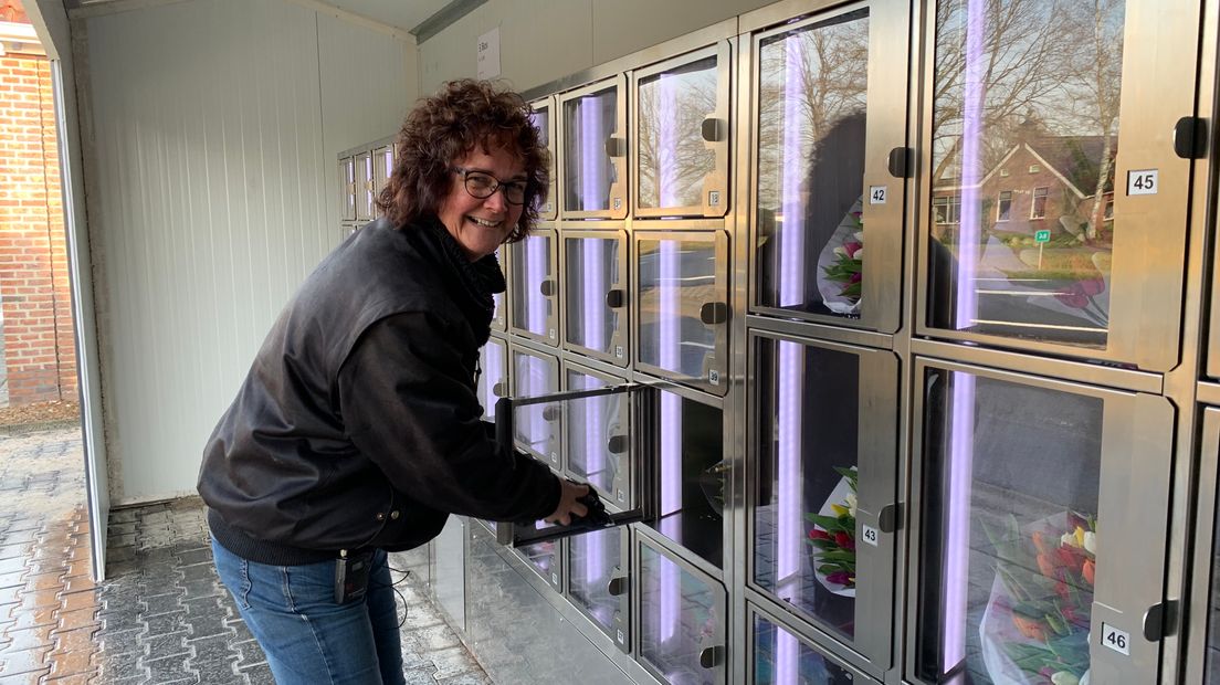 Yvonne Vos laat het bloemenautomaat trots zien (Rechten: RTV Drenthe/Martijn Klungel)
