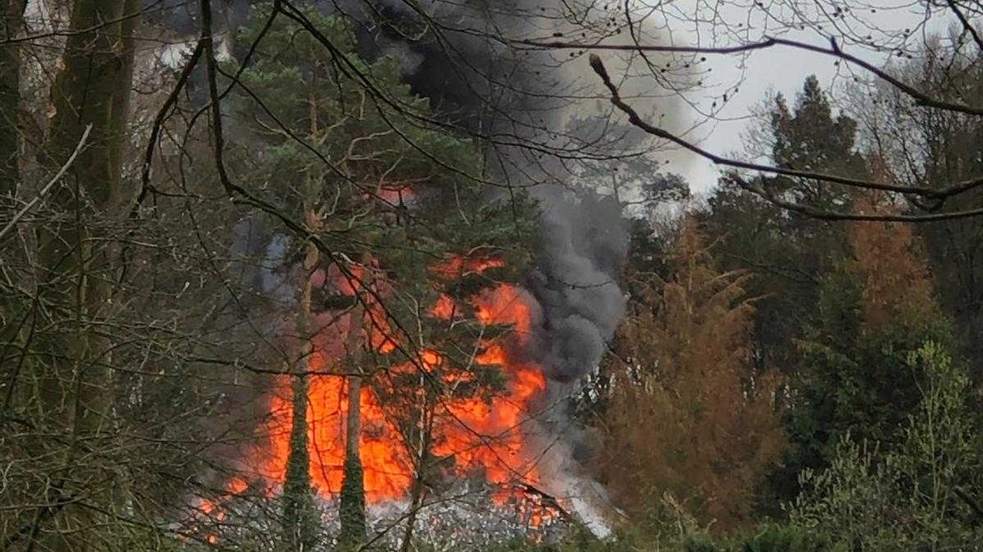 In Doorwerth heeft zaterdagmiddag een grote brand gewoed in een leegstaand pand aan de Schaapsdrift. De hulpdiensten spraken van een grote brand en waren met veel materieel ter plaatse.