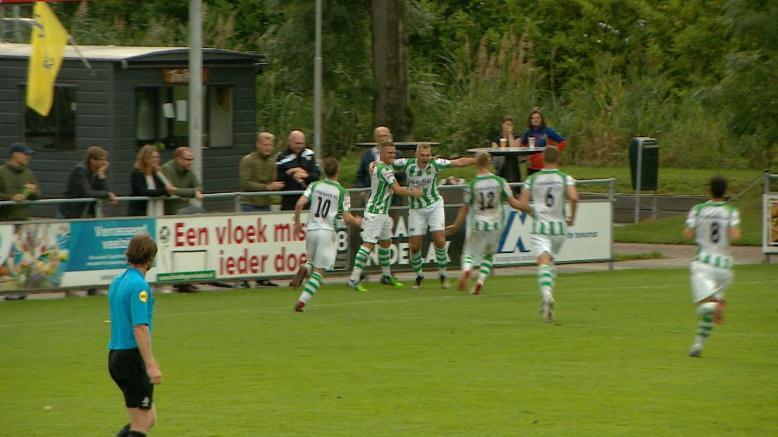 Kloetinge juicht na de winnende goal tegen FC Lienden