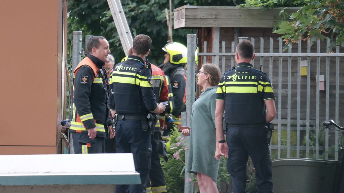 Vanaf de buitenkant wordt het schoolgebouw geïnspecteerd