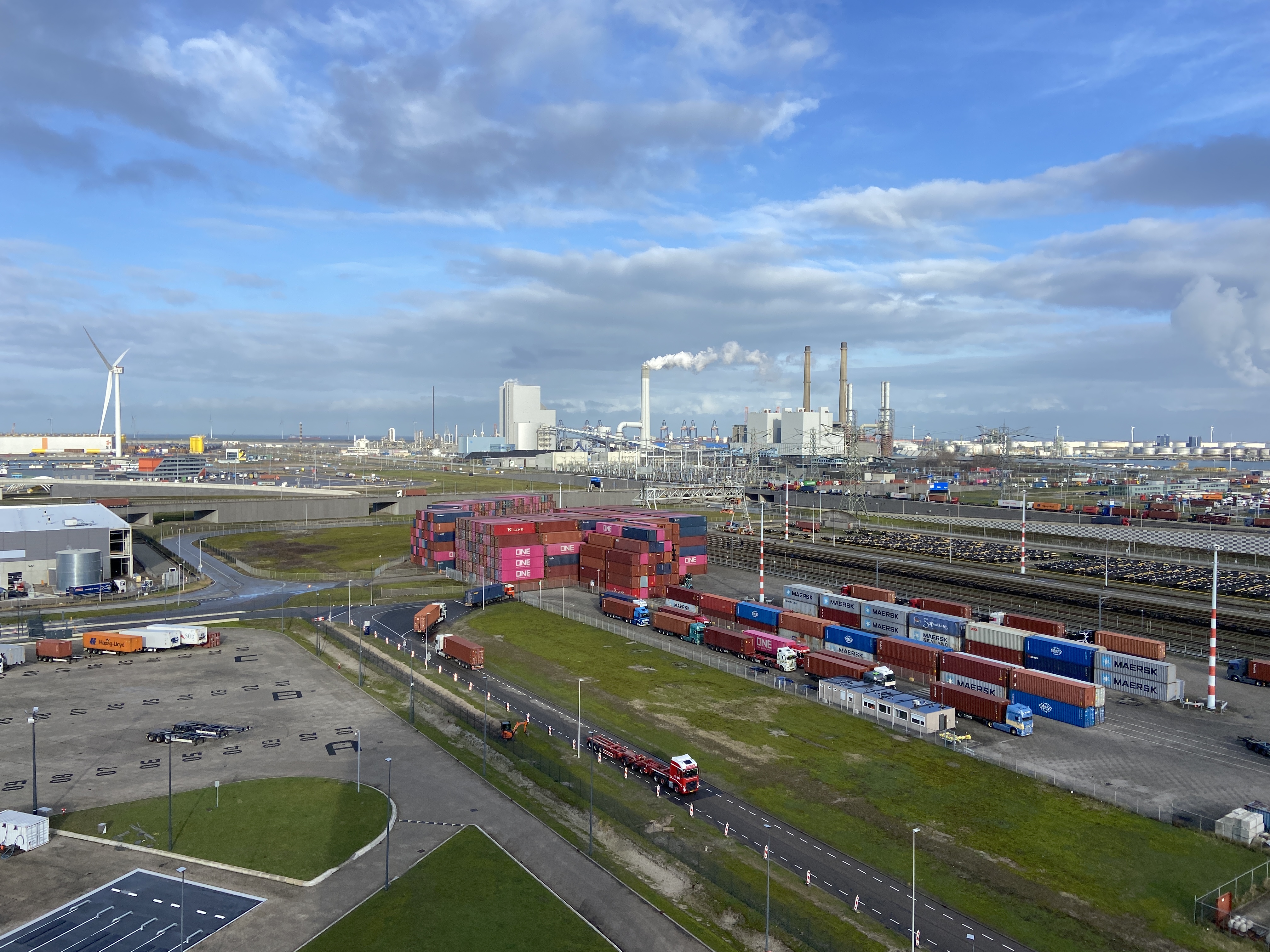 Container met mogelijk gevaarlijke stoffen valt op schip in Maasvlakte