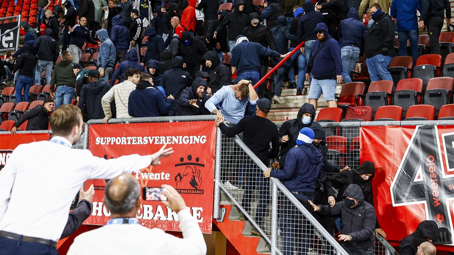 Teller Blijft Oplopen: 41 Stadionverboden Voor Rellen Bij FC Twente ...