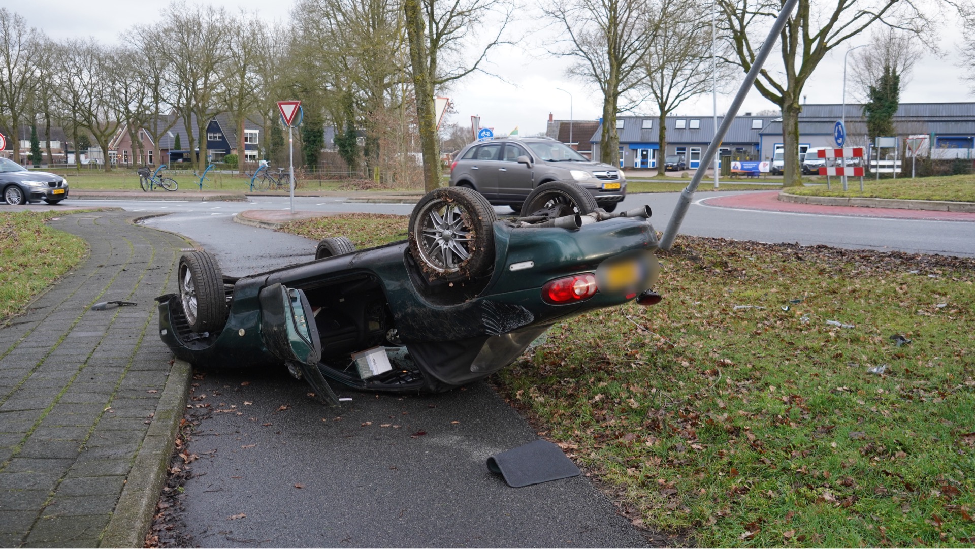 Auto op kop langs weg bij Gasselte, bestuurder gewond