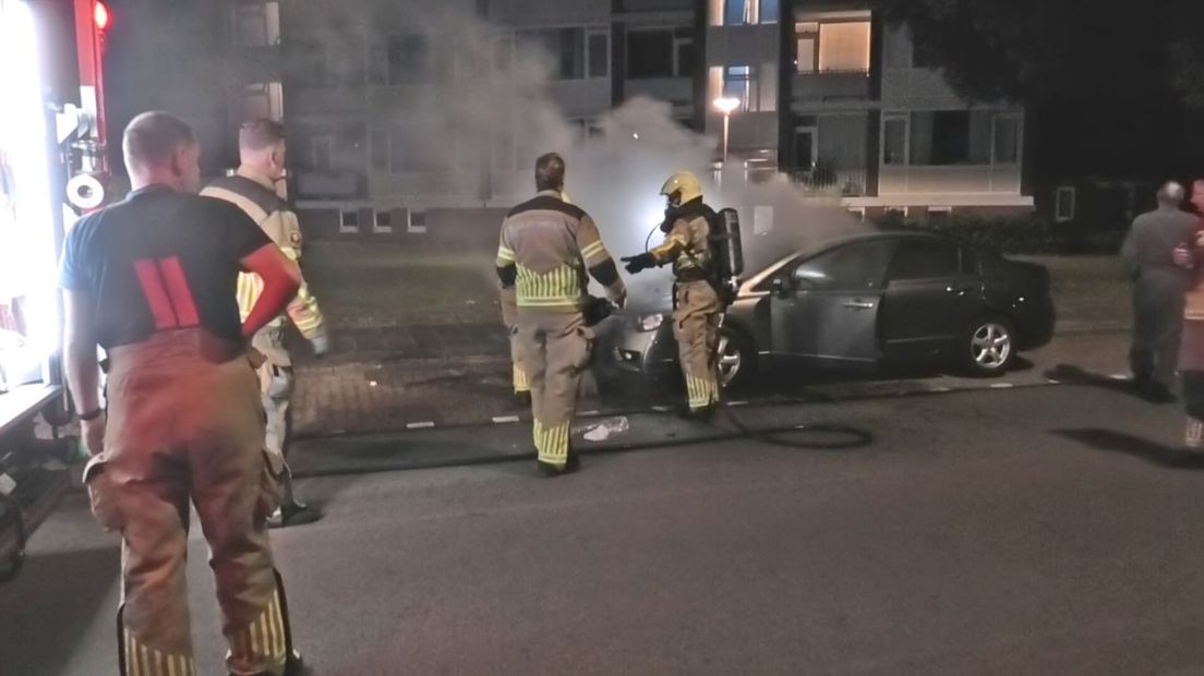 In Enschede brandde een geparkeerde auto uit.