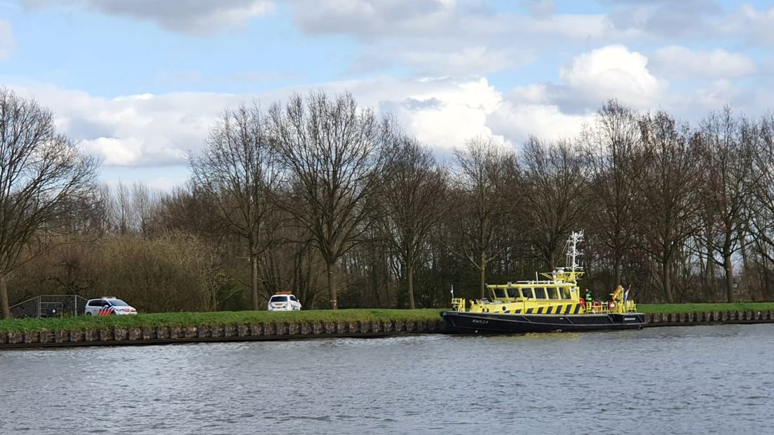 Een boot van Rijkswaterstaat is ter plaatse