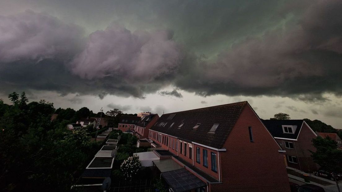 Donkere wolken boven Ede donderdag.