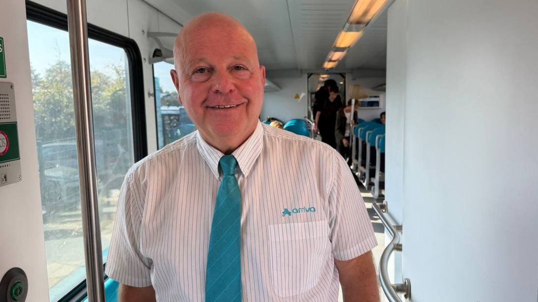 Machinist Ben van Dam in een Arriva-trein
