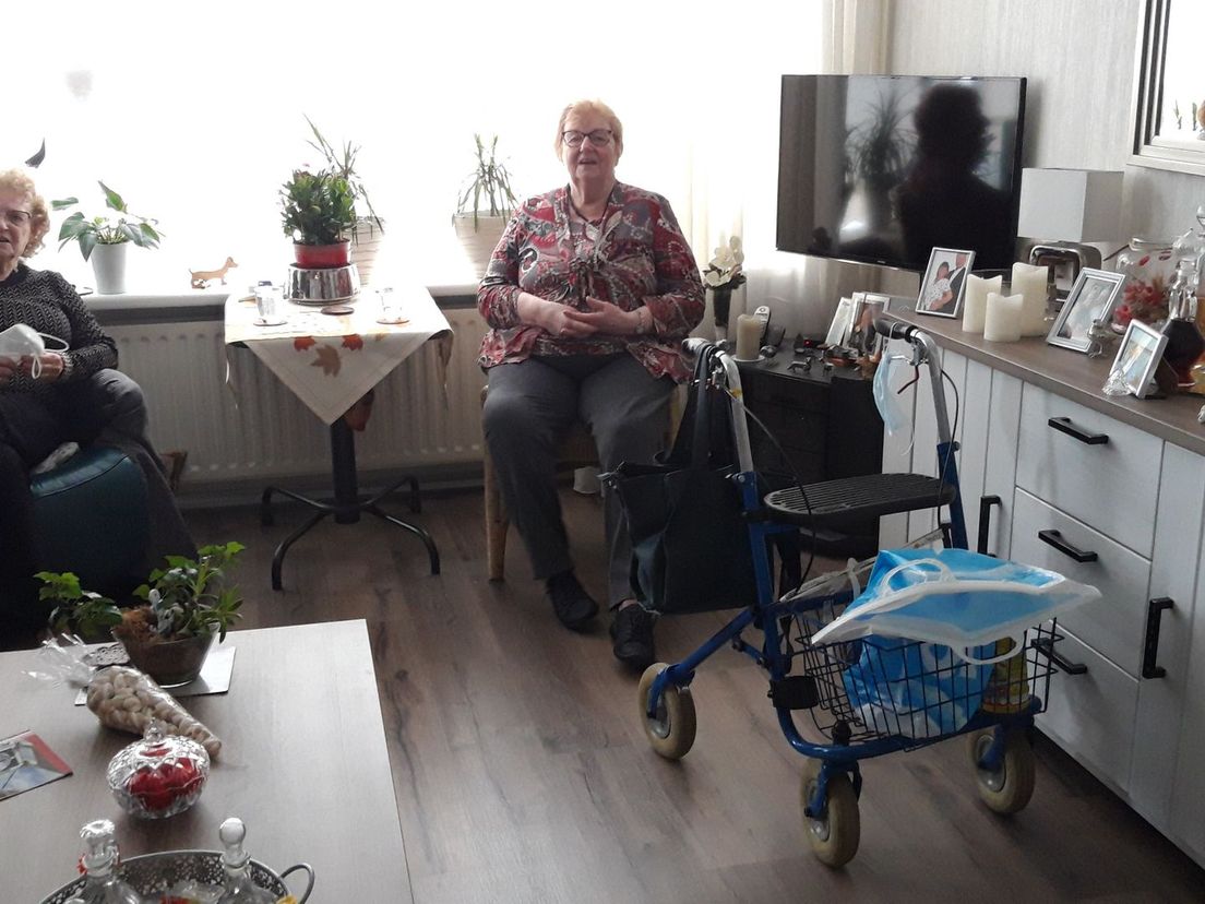Antje Vlap en Henny Stam-Van der Wijk kunnen nu zonder mondkapje bij elkaar op de thee