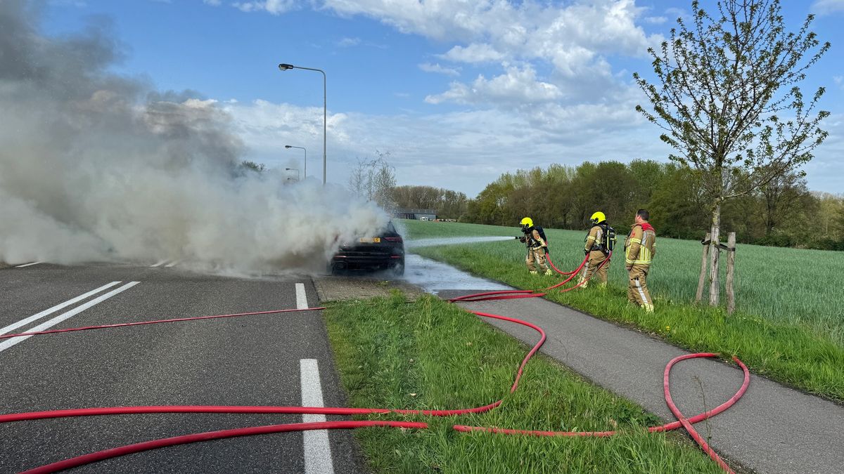 Veel rook bij autobrand in Beegden: weg afgesloten