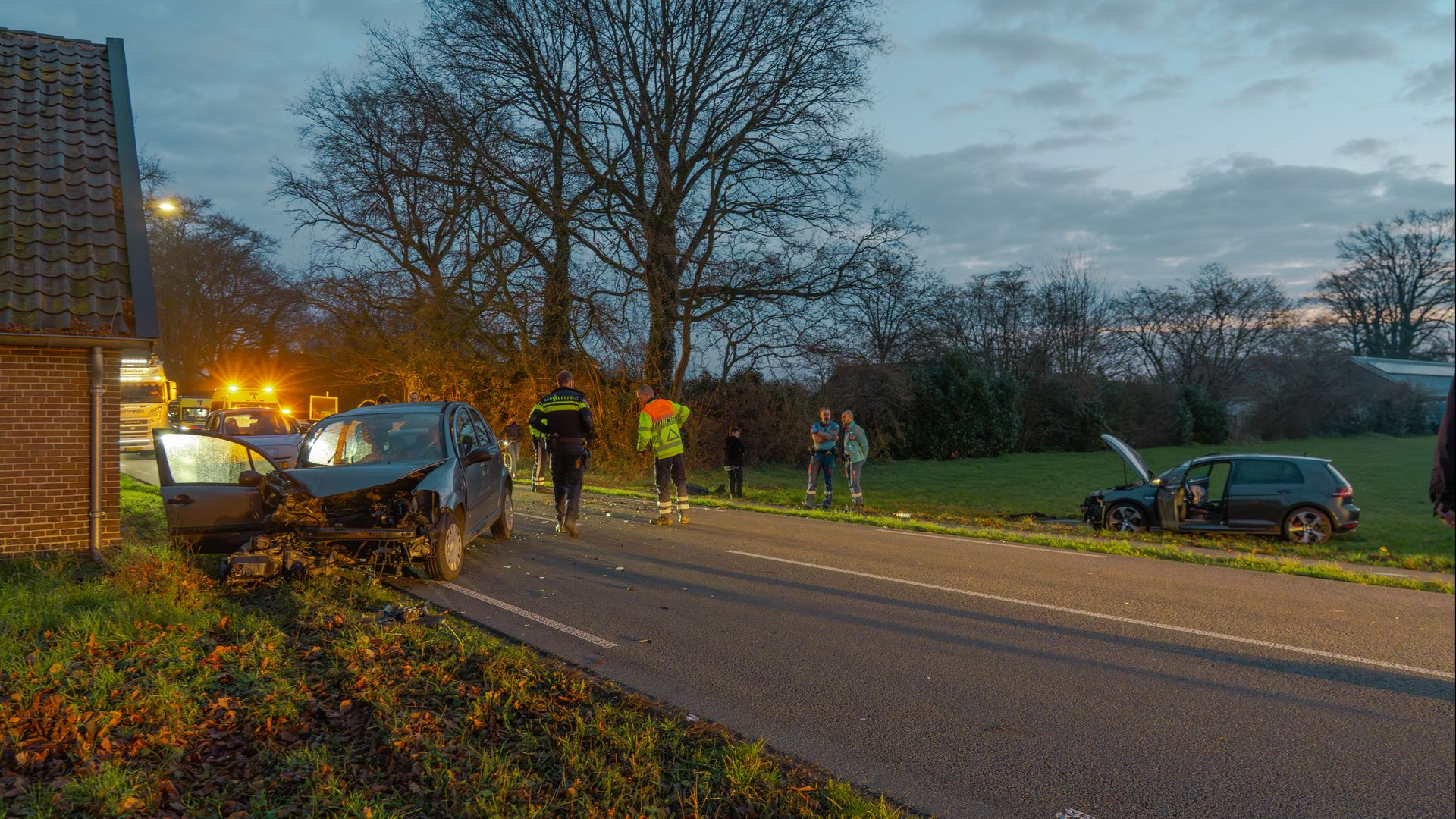Twee personen gewond na keiharde botsing