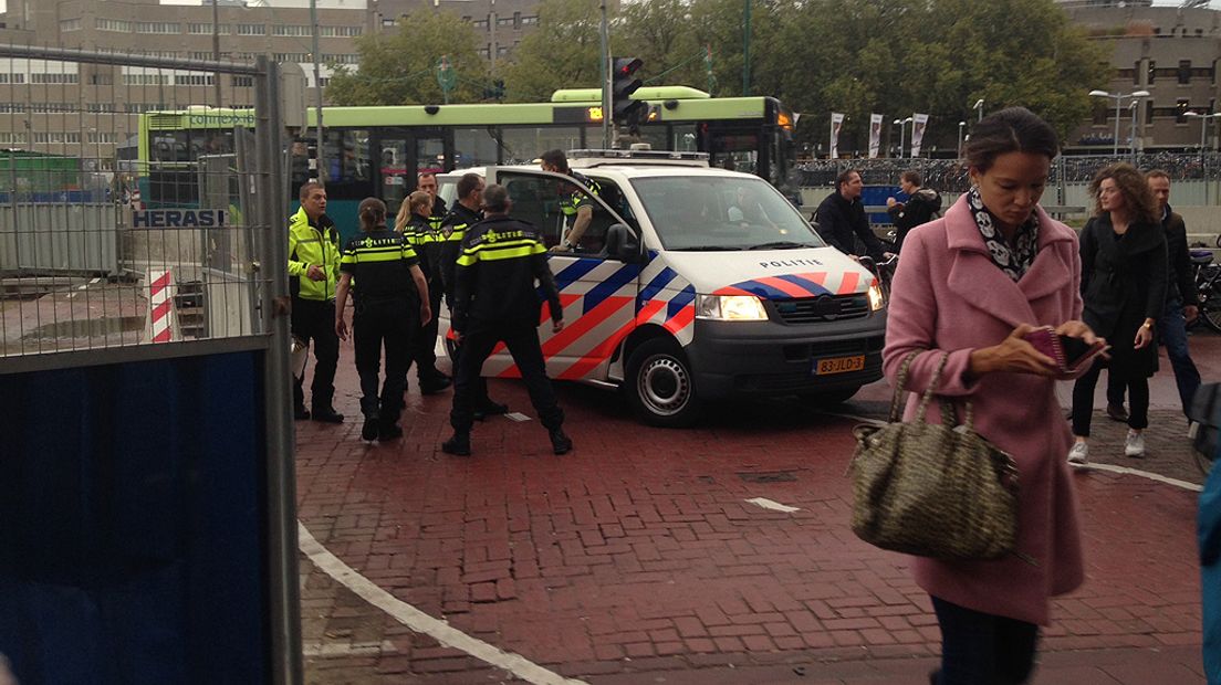 De man wordt in de politie-auto gezet