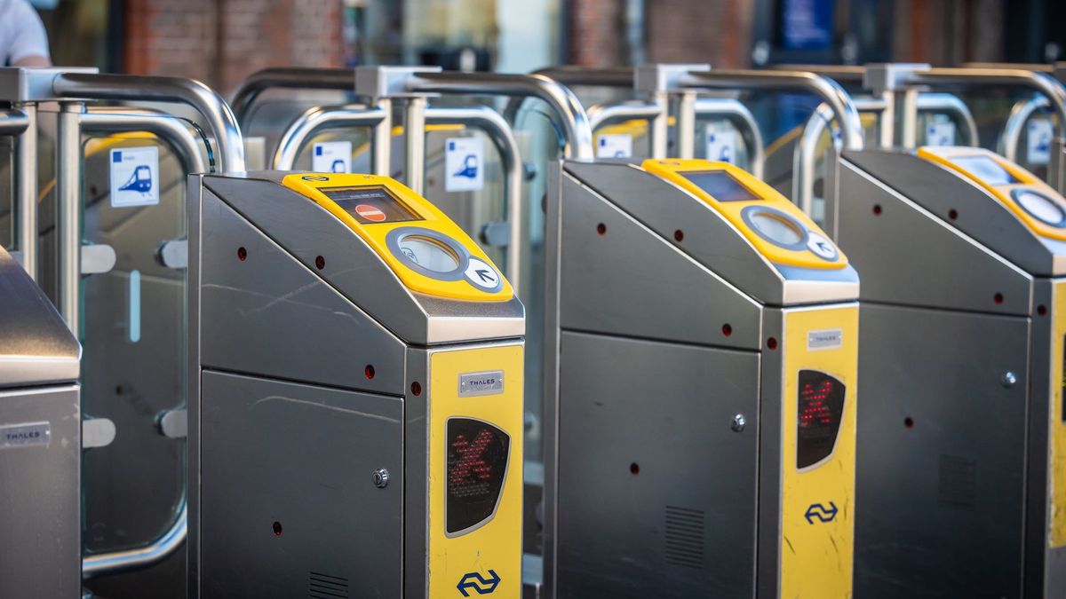 Jongeren stelen sleutel van conducteur, trein blijft staan