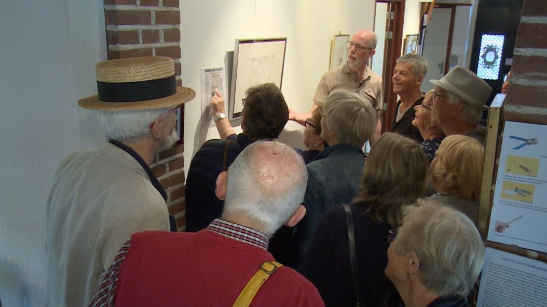 Reikhalzend keken belangstellenden uit naar de Picasso (Rechten: RTV Drenthe/JeroenWillems)