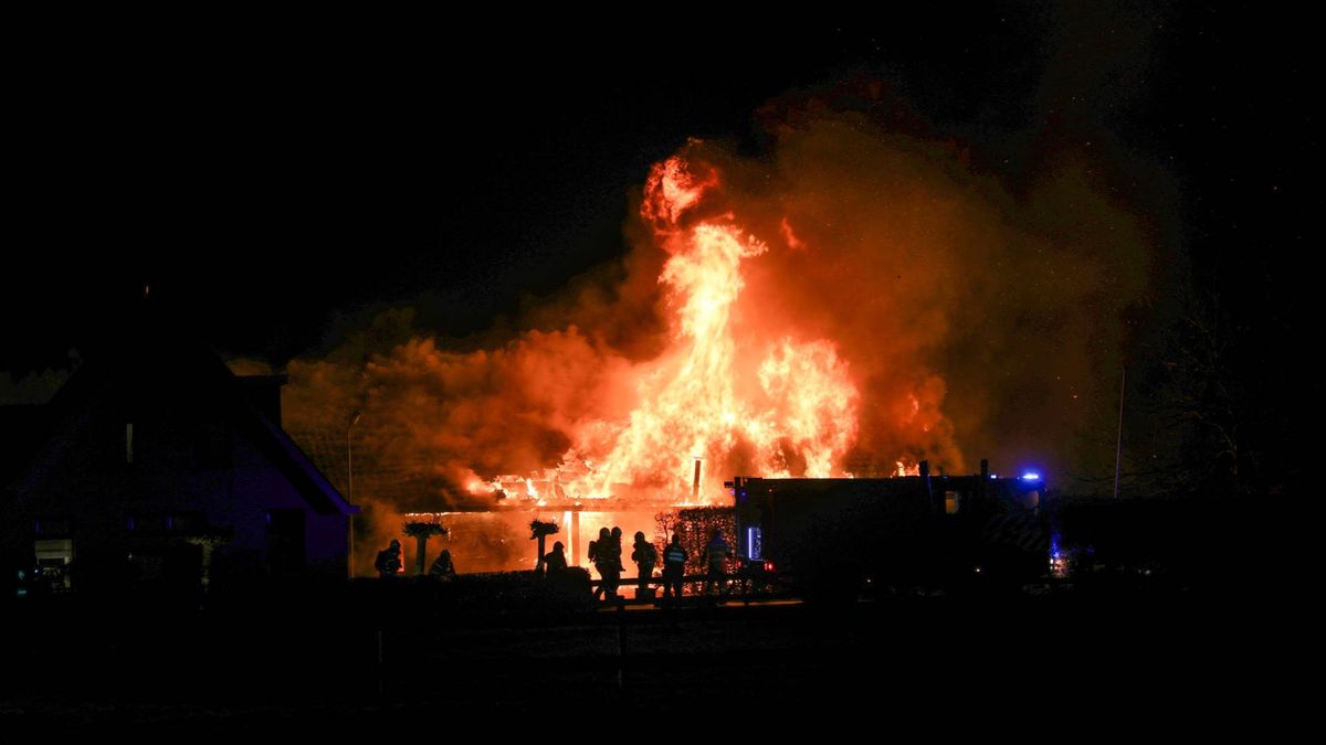 Vuurwerk ontploft bij uitslaande brand, grote vlammen te zien