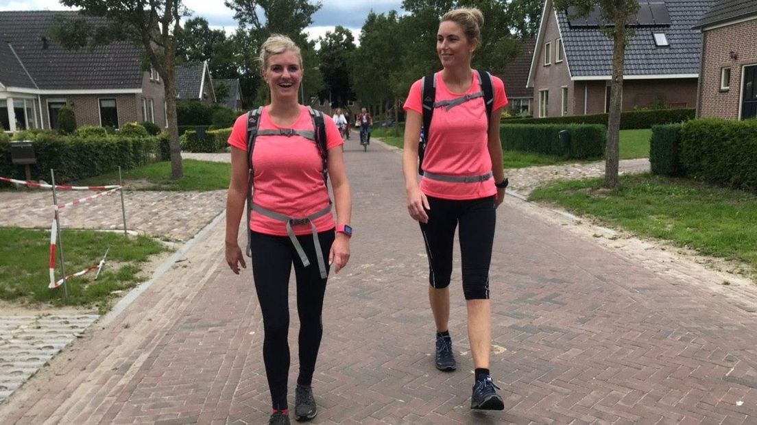 Lisanne Fieten en Elsa Piel lopen vier dagen lang veertig kilometer door Drenthe