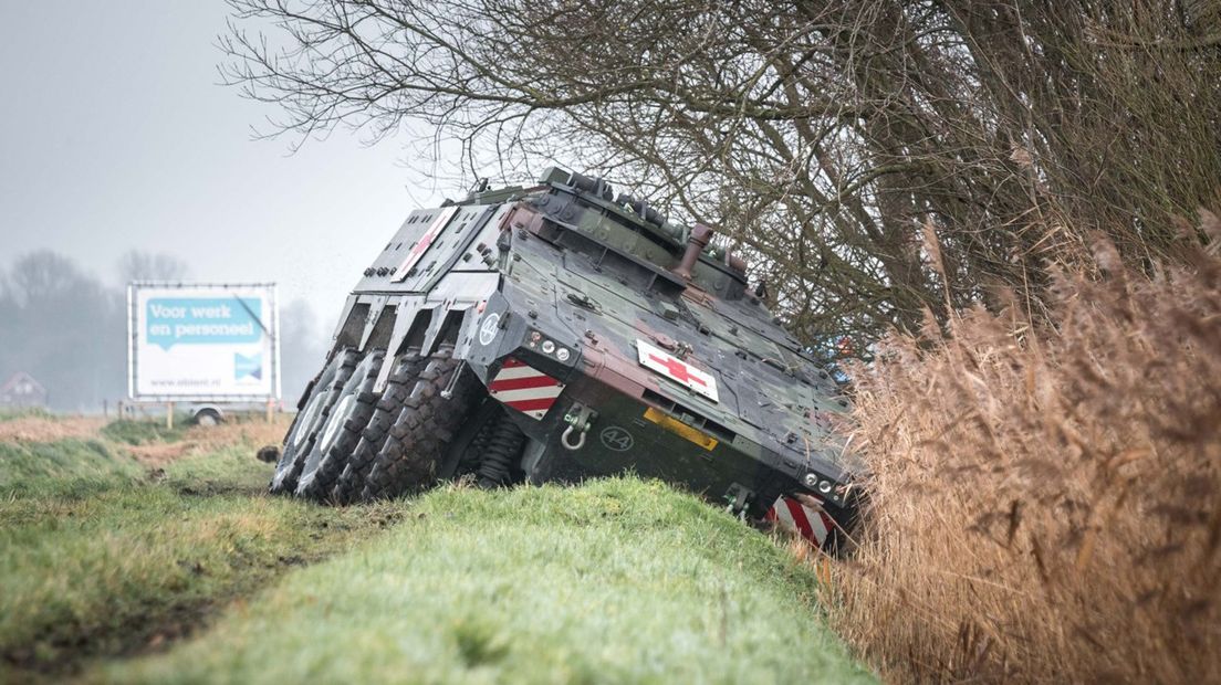 De Boxer-ambulance ligt bijna op zijn kant