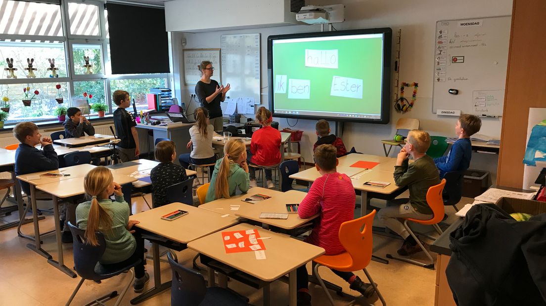 Groep 5C van OBS De Eshoek krijgen les van een vakdocent media (Rechten: RTV Drenthe / Jeroen Willems)